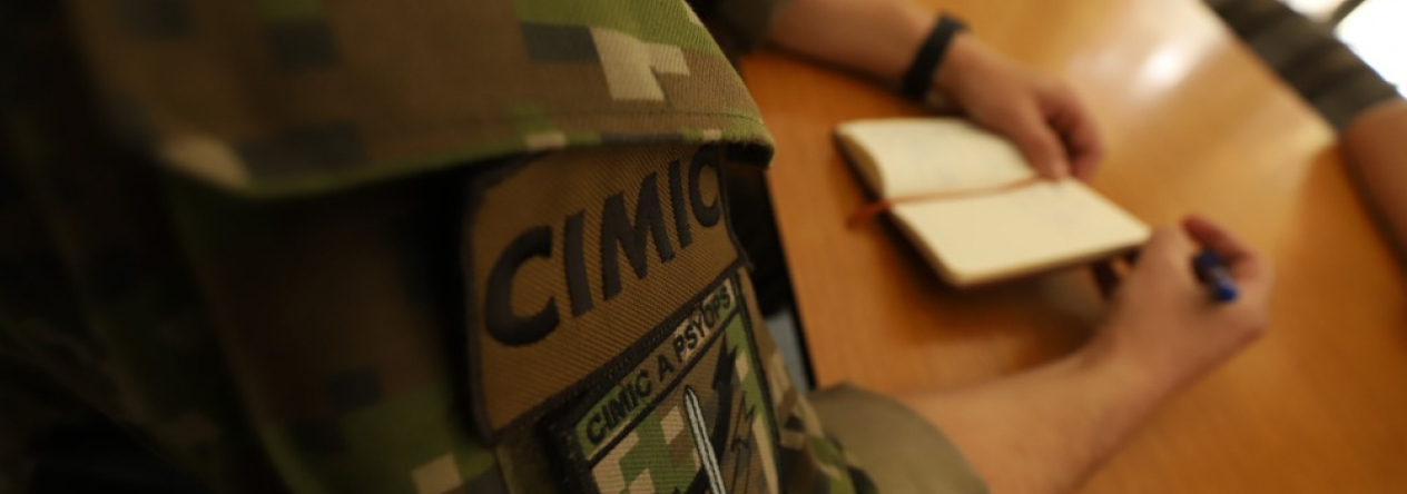 slovensky_vojak_porizuje_zapisky_pri_cimic_jednani.jpg