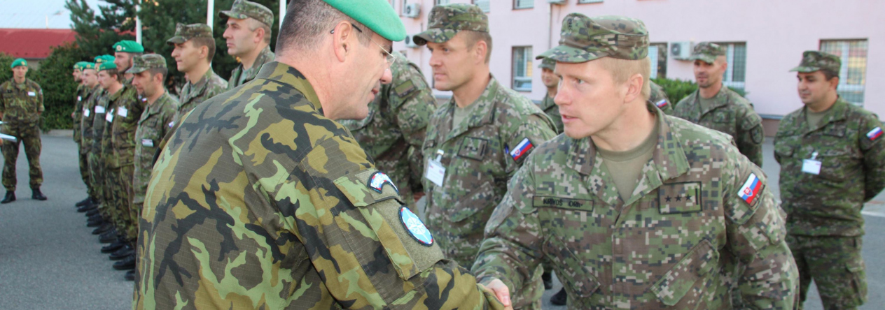 velitel pplk. Krumnikl předává pamětní plaketu slovenským účastníkům
