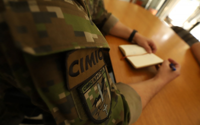slovensky_vojak_porizuje_zapisky_pri_cimic_jednani.jpg