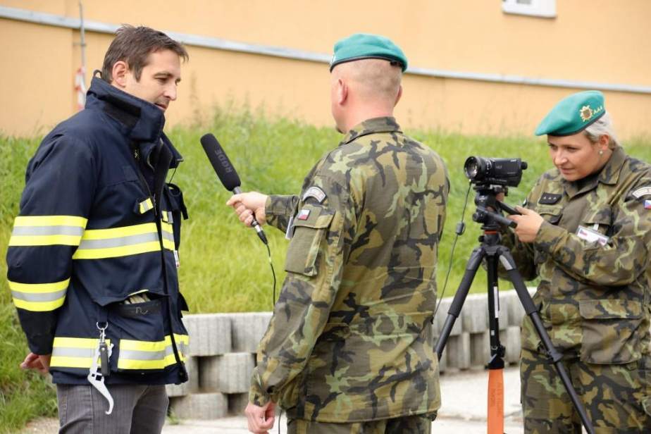 video tým natáčí reklamní spot hasičského záchranného sboru 