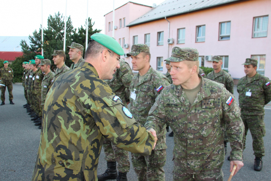 velitel pplk. Krumnikl předává pamětní plaketu slovenským účastníkům