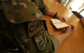 slovensky_vojak_porizuje_zapisky_pri_cimic_jednani.jpg